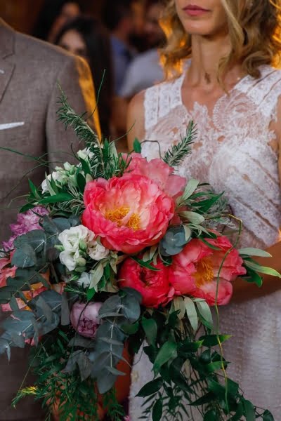 Αsymmetrical bridal bouquet